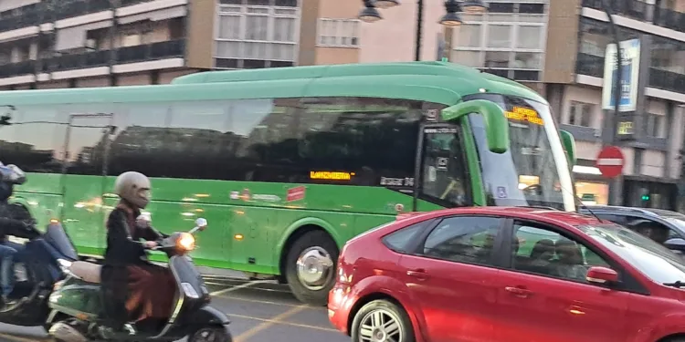 Los autobuses para trabajadores del área industrial Juan Carlos I de Almussafes registran 3.500 desplazamientos desde su puesta en marcha