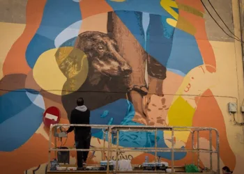 Torrent estrena la obra mural "De Paseo" del artista navarro Eneko Azpiroz, uno de los 3 ganadores de la X Edición de la Pared Pintada 1 Torrent estrena la obra mural "De Paseo" del artista navarro Eneko Azpiroz, uno de los 3 ganadores de la X Edición de la Pared Pintada