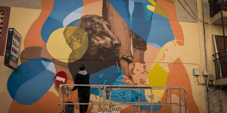 Torrent estrena la obra mural "De Paseo" del artista navarro Eneko Azpiroz, uno de los 3 ganadores de la X Edición de la Pared Pintada 1 Torrent estrena la obra mural "De Paseo" del artista navarro Eneko Azpiroz, uno de los 3 ganadores de la X Edición de la Pared Pintada