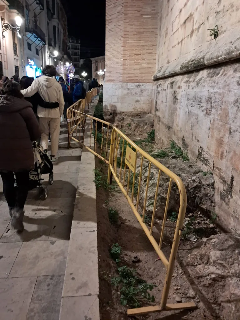 La Calle Micalet cumple 9 meses con el jardín en obras y vallado 6 WhatsApp Image 2024 12 17 at 11.28.544