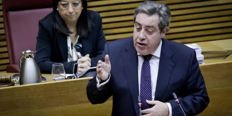 José María Llanos (VOX) ha reprochado a Gan Pampols su retraso en comparecer en Corts Valencianes