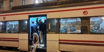 Caos en Cercanías por Navidad. Usuarios enlatados como sardinas en trenes simples y pasajeros que no pueden subir