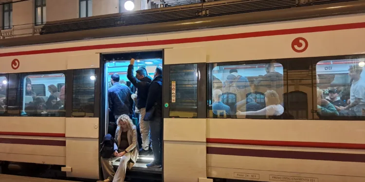 Caos en Cercanías por Navidad. Usuarios enlatados como sardinas en trenes simples y pasajeros que no pueden subir