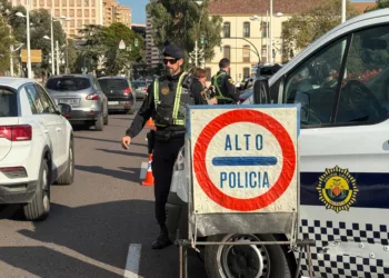 La Policía Local de Valencia detiene en Nazaret a hombres que apuñalaron a la pareja de su madre en la cena de Nochevieja