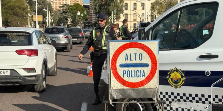 La Policía Local de Valencia detiene en Nazaret a hombres que apuñalaron a la pareja de su madre en la cena de Nochevieja