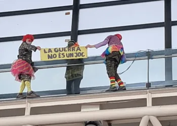Activistas antimilitaristas irrumpen en la feria infantil de Valencia Expojove, desplegando pancartas