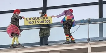 Activistas antimilitaristas irrumpen en la feria infantil de Valencia Expojove, desplegando pancartas