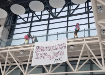 Activistas antimilitaristas irrumpen en la feria infantil de Valencia Expojove, desplegando pancartas