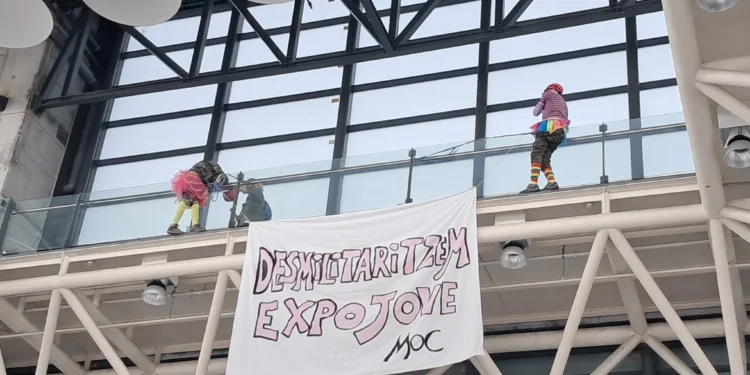 Activistas antimilitaristas irrumpen en la feria infantil de Valencia Expojove, desplegando pancartas