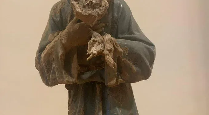 El papa recibe un ángel de una parroquia de Picanya destrozado por la DANA durante su vuelo a Córcega 1 El papa recibe un ángel de una parroquia de Picanya destrozado por la DANA