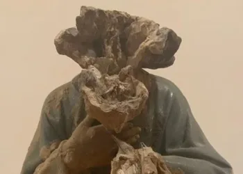 El papa recibe un ángel de una parroquia de Picanya destrozado por la DANA