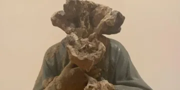 El papa recibe un ángel de una parroquia de Picanya destrozado por la DANA