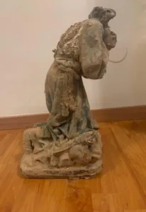 El papa recibe un ángel de una parroquia de Picanya destrozado por la DANA durante su vuelo a Córcega 2 angel destrozado1