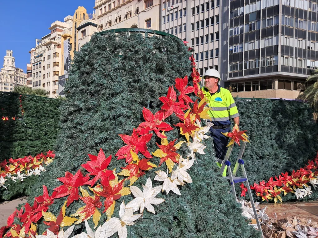 Valencia enciende la Navidad con la “estrella de la solidaridad” 4 arbol de navidad ayuntamiento de valencia 1