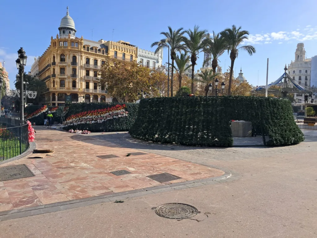 Valencia enciende la Navidad con la “estrella de la solidaridad” 5 arbol de navidad ayuntamiento de valencia 2