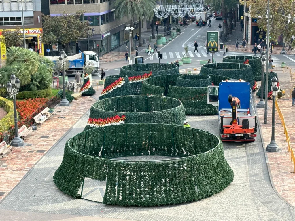 Valencia enciende la Navidad con la “estrella de la solidaridad” 2 arbol de navidad ayuntamiento de valencia 3