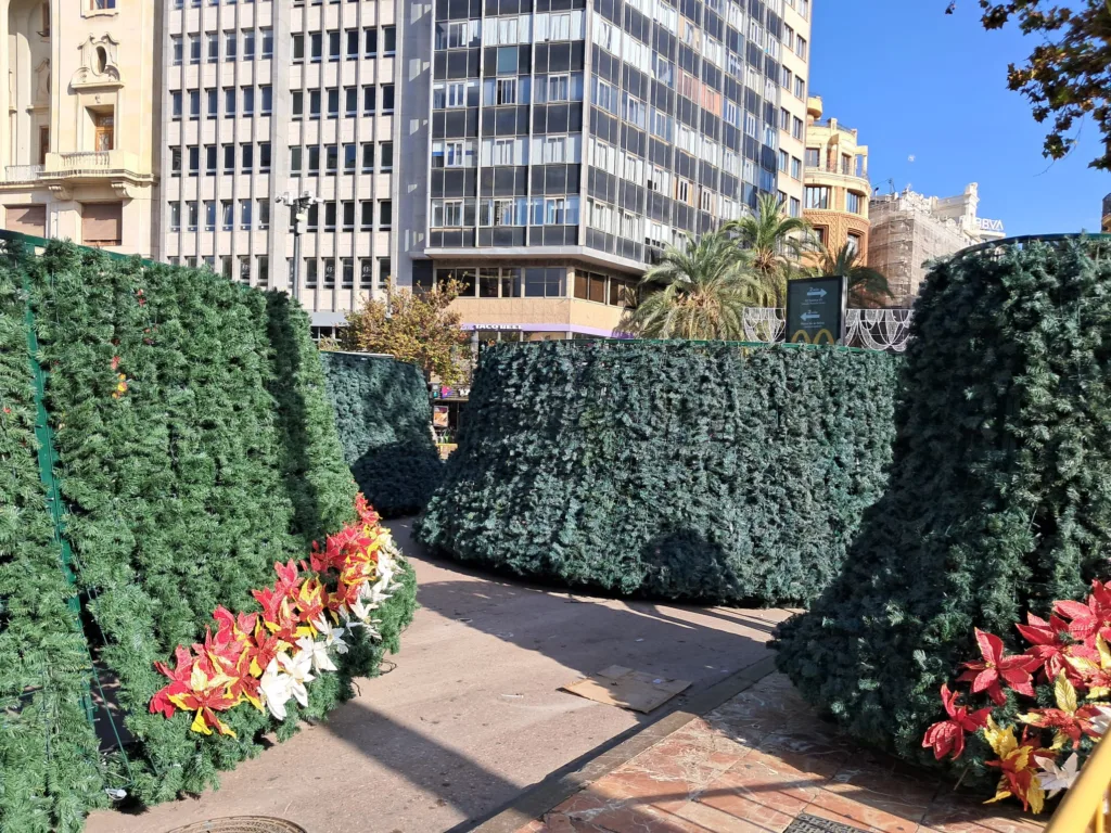 Valencia enciende la Navidad con la “estrella de la solidaridad” 3 arbol de navidad ayuntamiento de valencia 4