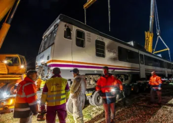 Renfe transporta trenes de Rodalia por carretera para restaurar el servicio en Valencia