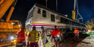 Renfe transporta trenes de Rodalia por carretera para restaurar el servicio en Valencia