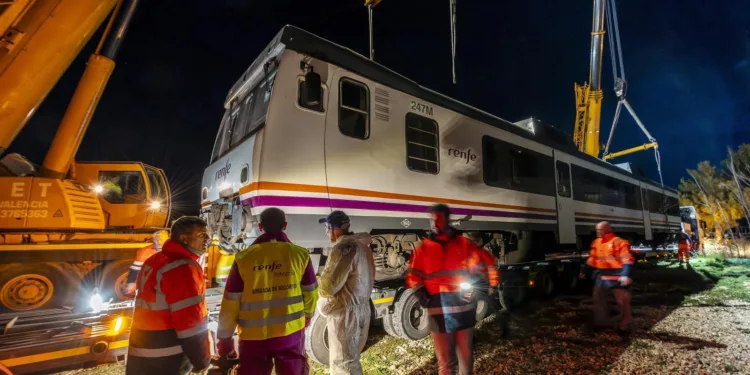 Renfe transporta trenes de Rodalia por carretera para restaurar el servicio en Valencia