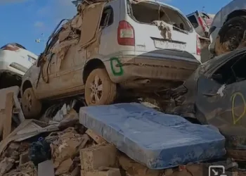 Los vecinos de Catarroja se quejan tras 40 días del lodo y de los cementerios de vehículos en medio de la población