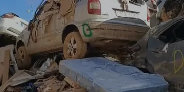 Los vecinos de Catarroja se quejan tras 40 días del lodo y de los cementerios de vehículos en medio de la población