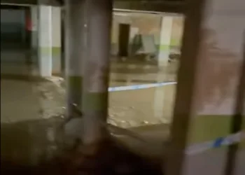 42 días después de la riada los garajes siguen inundados, con lodo y agua