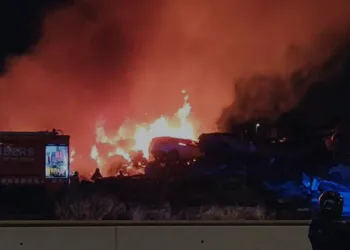 Declarado un incendio en un vertedero de coches de la #DANA en Catarroja y sigue ardiendo los restos en Alberich