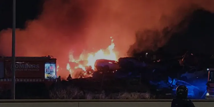 Declarado un incendio en un vertedero de coches de la #DANA en Catarroja y sigue ardiendo los restos en Alberich