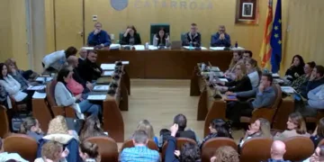 "Me dáis vergüenza todos los políticos, ya no creo en vosotros" le dice José Luis a la cara a los concejales de Catarroja