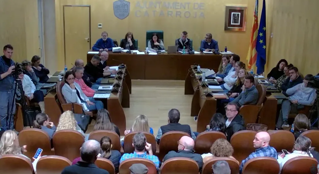 La alcaldesa de Catarroja se enfrenta a sus propios vecinos en un Pleno en el que sólo recibe críticas
