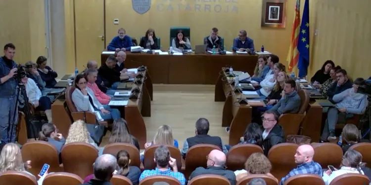 La alcaldesa de Catarroja se enfrenta a sus propios vecinos en un Pleno en el que sólo recibe críticas