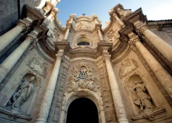 La Iglesia de Valencia pone autobuses a disposición de los familiares de los fallecidos en las poblaciones de la DANA para asistir a la Misa funera