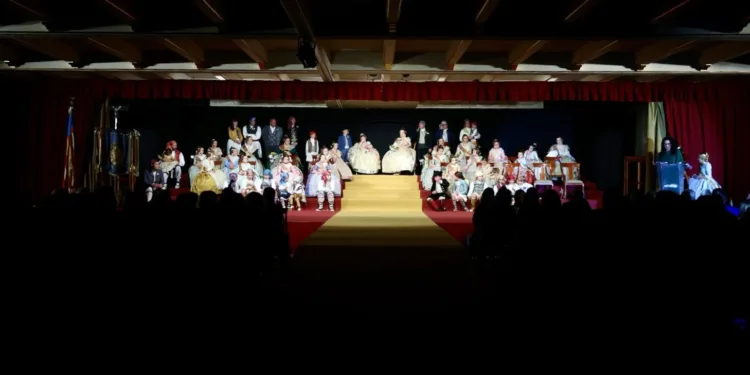 La falla Castellar ha celebrado la exaltación de sus Falleras Mayores