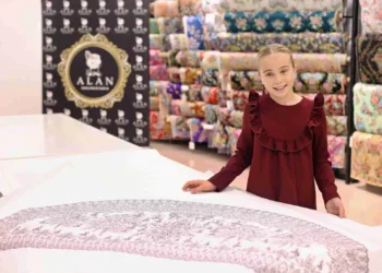 Alan Indumentaria colabora un año más como indumentarista oficial de las mantillas de las Falleras Mayores de Valencia 3 La firma Alan Indumentaria colabora un año más como indumentarista oficial