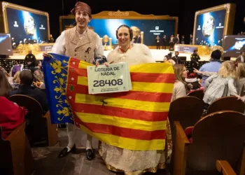 Fallera y tempranera: Cómo madrugar en traje tradicional te hace la reina del Sorteo de Navidad