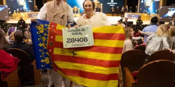 Fallera y tempranera: Cómo madrugar en traje tradicional te hace la reina del Sorteo de Navidad