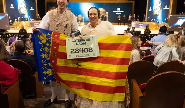 Fallera y tempranera: Cómo madrugar en traje tradicional te hace la reina del Sorteo de Navidad 1 Fallera y tempranera: Cómo madrugar en traje tradicional te hace la reina del Sorteo de Navidad