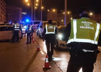 La Policía Local de Valencia: En Busca de los Conductores Pegados al Móvil