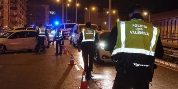 La Policía Local de Valencia: En Busca de los Conductores Pegados al Móvil