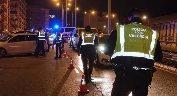 La Policía Local de Valencia: En Busca de los Conductores Pegados al Móvil