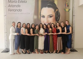 La falla Obispo Jaime Pérez Luis Oliag ha homenajeado a la Fallera Mayor de València 2024