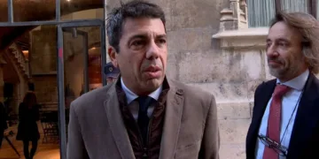 Carlos Mazón justifica su retraso al Cecopi con tráfico y lluvia, pero datos oficiales contradicen su versión