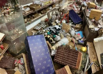 Algemesí se queda sin belenes: la tienda ‘El Pesebre’ no supera la riada