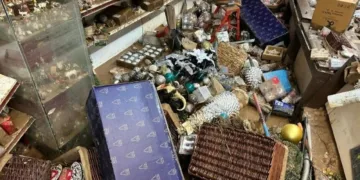 Algemesí se queda sin belenes: la tienda ‘El Pesebre’ no supera la riada