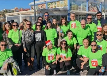 Cuatro institutos de Valencia corren en la playa por los damnificados por la DANA 4 Cuatro institutos de Valencia corren en la playa por los damnificados por la DANA