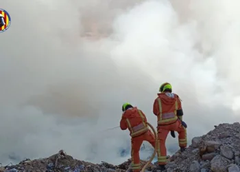 El cambio de viento agrava el incendio en un vertedero de Alberic: desalojadas tres residencias y confinada la urbanización de Sant Cristòfol 3 El cambio de viento agrava el incendio en un vertedero de Alberic: desalojadas tres residencias y confinada la urbanización de Sant Cristòfol