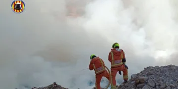 El cambio de viento agrava el incendio en un vertedero de Alberic: desalojadas tres residencias y confinada la urbanización de Sant Cristòfol