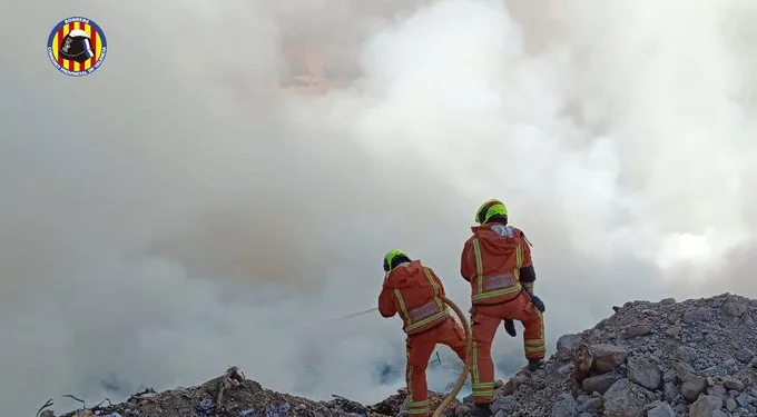 El cambio de viento agrava el incendio en un vertedero de Alberic: desalojadas tres residencias y confinada la urbanización de Sant Cristòfol 1 El cambio de viento agrava el incendio en un vertedero de Alberic: desalojadas tres residencias y confinada la urbanización de Sant Cristòfol