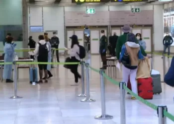 Detenido en el aeropuerto por empadronar a más de 100 personas en una vivienda para regularizar su situación